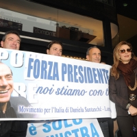 Foto Nicoloro G. 14/11/2010, Milano, Manifestazione promossa dal PdL al teatro Nuovo " Dalla parte del Cavaliere ". nella foto Striscione a favore di Silvio Berlusconi e Daniela Santanchè