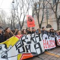 Foto Nicoloro G. Milano 14/12/2010 Corteo degli studenti contro il governo Berlusconi e la riforma Gelmini. Forte tensione con le forze dell’ ordine. nella foto Manifestanti con striscioni e cartello