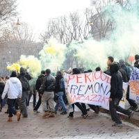 Foto Nicoloro G. Milano 14/12/2010 Corteo degli studenti contro il governo Berlusconi e la riforma Gelmini. Forte tensione con le forze dell’ ordine. nella foto Manifestanti con striscione e fumogeni
