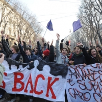 Foto Nicoloro G. Milano 14/12/2010 Corteo degli studenti contro il governo Berlusconi e la riforma Gelmini. Forte tensione con le forze dell’ ordine. nella foto Manifestanti con striscioni e bandiere