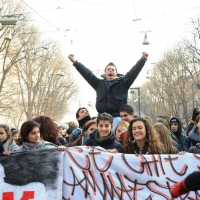 Foto Nicoloro G. Milano 14/12/2010 Corteo degli studenti contro il governo Berlusconi e la riforma Gelmini. Forte tensione con le forze dell’ ordine. nella foto Manifestanti con striscione