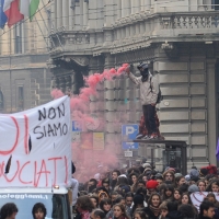 Foto Nicoloro G. Milano 14/12/2010 Corteo degli studenti contro il governo Berlusconi e la riforma Gelmini. Forte tensione con le forze dell’ ordine. nella foto Manifestanti con striscione e fumogeni