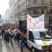 Foto Nicoloro G. Milano 14/12/2010 Corteo degli studenti contro il governo Berlusconi e la riforma Gelmini. Forte tensione con le forze dell’ ordine. nella foto Manifestanti con striscione