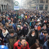 Foto Nicoloro G. Milano 14/12/2010 Corteo degli studenti contro il governo Berlusconi e la riforma Gelmini. Forte tensione con le forze dell’ ordine. nella foto La grande partecipazione al corteo