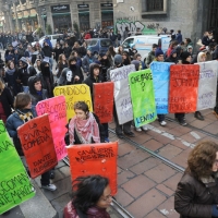 NFoto Nicoloro G. Milano 14/12/2010 Corteo degli studenti contro il governo Berlusconi e la riforma Gelmini. Forte tensione con le forze dell’ ordine. nella foto Manifestanti con cartelli