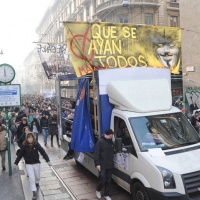 Foto Nicoloro G. Milano 14/12/2010 Corteo degli studenti contro il governo Berlusconi e la riforma Gelmini. Forte tensione con le forze dell’ ordine. nella foto Manifestanti con striscione