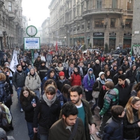 Foto Nicoloro G. Milano 14/12/2010 Corteo degli studenti contro il governo Berlusconi e la riforma Gelmini. Forte tensione con le forze dell’ ordine. nella foto La grande partecipazione al corteo
