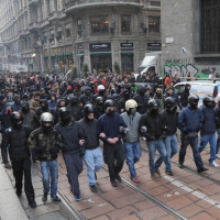 Foto Nicoloro G. Milano 14/12/2010 Corteo degli studenti contro il governo Berlusconi e la riforma Gelmini. Forte tensione con le forze dell’ ordine. nella foto La grande partecipazione al corteo