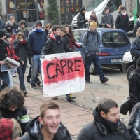 Foto Nicoloro G. Milano 14/12/2010 Corteo degli studenti contro il governo Berlusconi e la riforma Gelmini. Forte tensione con le forze dell’ ordine. nella foto Manifestanti con cartello