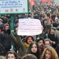 Foto Nicoloro G. Milano 14/12/2010 Corteo degli studenti contro il governo Berlusconi e la riforma Gelmini. Forte tensione con le forze dell’ ordine. nella foto Manifestanti con cartello