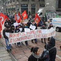 Foto Nicoloro G. Milano 14/12/2010 Corteo degli studenti contro il governo Berlusconi e la riforma Gelmini. Forte tensione con le forze dell’ ordine. nella foto Manifestanti con striscione e bandiere