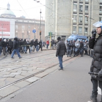 Foto Nicoloro G. Milano 14/12/2010 Corteo degli studenti contro il governo Berlusconi e la riforma Gelmini. Forte tensione con le forze dell’ ordine. nella foto Forze del' ordine e manifestanti si fronteggiano vicino piazza Missori
