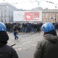 Foto Nicoloro G. Milano 14/12/2010 Corteo degli studenti contro il governo Berlusconi e la riforma Gelmini. Forte tensione con le forze dell’ ordine. nella foto Forze del' ordine e manifestanti si fronteggiano vicino piazza Missori