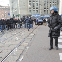 Foto Nicoloro G. Milano 14/12/2010 Corteo degli studenti contro il governo Berlusconi e la riforma Gelmini. Forte tensione con le forze dell’ ordine. nella foto Forze del' ordine e manifestanti si fronteggiano vicino piazza Missori