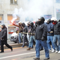 Foto Nicoloro G. Milano 14/12/2010 Corteo degli studenti contro il governo Berlusconi e la riforma Gelmini. Forte tensione con le forze dell’ ordine. nella foto Manifestanti resi irriconoscibili dal casco, con fumogeni