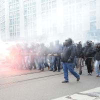 Foto Nicoloro G. Milano 14/12/2010 Corteo degli studenti contro il governo Berlusconi e la riforma Gelmini. Forte tensione con le forze dell’ ordine. nella foto Manifestanti resi irriconoscibili dal casco, con fumogeni