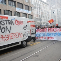Foto Nicoloro G. Milano 14/12/2010 Corteo degli studenti contro il governo Berlusconi e la riforma Gelmini. Forte tensione con le forze dell’ ordine. nella foto Manifestanti con striscioni
