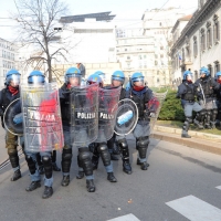 Foto Nicoloro G. Milano 14/12/2010 Corteo degli studenti contro il governo Berlusconi e la riforma Gelmini. Forte tensione con le forze dell’ ordine. nella foto Un drappello di poliziotti fatto oggetto di lanci di uova, sassi e vernice