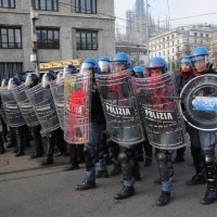 Foto Nicoloro G. Milano 14/12/2010 Corteo degli studenti contro il governo Berlusconi e la riforma Gelmini. Forte tensione con le forze dell’ ordine. nella foto Un drappello di poliziotti fatto oggetto di lanci di uova, sassi e vernice