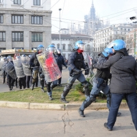 Foto Nicoloro G. Milano 14/12/2010 Corteo degli studenti contro il governo Berlusconi e la riforma Gelmini. Forte tensione con le forze dell’ ordine. nella foto Un drappello di poliziotti fatto oggetto di lanci di uova, sassi e vernice