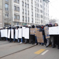 Foto Nicoloro G. Milano 14/12/2010 Corteo degli studenti contro il governo Berlusconi e la riforma Gelmini. Forte tensione con le forze dell’ ordine. nella foto Manifestanti con rudimentali scudi e casco