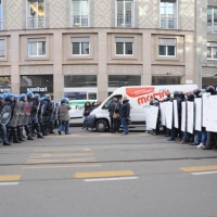 Foto Nicoloro G. Milano 14/12/2010 Corteo degli studenti contro il governo Berlusconi e la riforma Gelmini. Forte tensione con le forze dell’ ordine. nella foto Forze del' ordine e manifestanti si fronteggiano vicino piazza Fontana