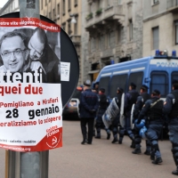 Foto Nicoloro G. 28/01/2011 Milano Corteo dei metalmeccanici per lo sciopero nazionale della Fiom. nella foto Un cartello e polizia