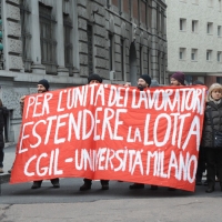 Foto Nicoloro G. 28/01/2011 Milano Corteo dei metalmeccanici per lo sciopero nazionale della Fiom. nella foto Manifestanti con striscione