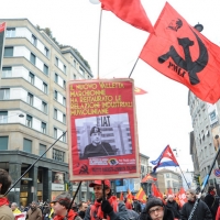 Foto Nicoloro G. 28/01/2011 Milano Corteo dei metalmeccanici per lo sciopero nazionale della Fiom. nella foto Manifestanti con cartelli e bandiere