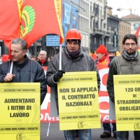 Foto Nicoloro G. 28/01/2011 Milano Corteo dei metalmeccanici per lo sciopero nazionale della Fiom. nella foto Manifestanti con cartelli e bandiere