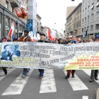 Foto Nicoloro G. 28/01/2011 Milano Corteo dei metalmeccanici per lo sciopero nazionale della Fiom. nella foto Manifestanti con striscione e bandiere