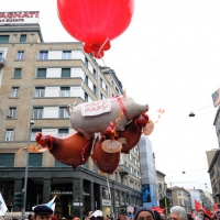 Foto Nicoloro G. 28/01/2011 Milano Corteo dei metalmeccanici per lo sciopero nazionale della Fiom. nella foto Manifestanti con gadget sfolkloristici