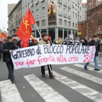 Foto Nicoloro G. 28/01/2011 Milano Corteo dei metalmeccanici per lo sciopero nazionale della Fiom. nella foto Manifestanti con grande striscione e bandiere
