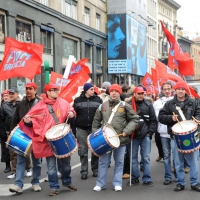 Foto Nicoloro G. 28/01/2011 Milano Corteo dei metalmeccanici per lo sciopero nazionale della Fiom. nella foto Manifestanti con bandiere e tamburi