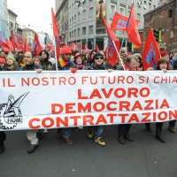Foto Nicoloro G. 28/01/2011 Milano Corteo dei metalmeccanici per lo sciopero nazionale della Fiom. nella foto Manifestanti con striscione e bandiere