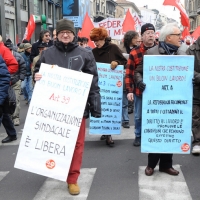 Foto Nicoloro G. 28/01/2011 Milano Corteo dei metalmeccanici per lo sciopero nazionale della Fiom. nella foto Manifestanti con bandiere e cartelli