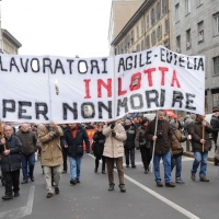 Foto Nicoloro G. 28/01/2011 Milano Corteo dei metalmeccanici per lo sciopero nazionale della Fiom. nella foto Manifestanti con grande striscione