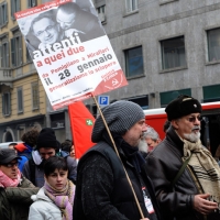 Foto Nicoloro G. 28/01/2011 Milano Corteo dei metalmeccanici per lo sciopero nazionale della Fiom. nella foto Manifestanti con cartelli e bandiere
