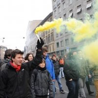 Foto Nicoloro G. 28/01/2011 Milano Corteo dei metalmeccanici per lo sciopero nazionale della Fiom. nella foto Studenti che si sono aggiunti ai manifestanti con fumogeni