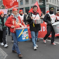 Foto Nicoloro G. 28/01/2011 Milano Corteo dei metalmeccanici per lo sciopero nazionale della Fiom. nella foto Manifestanti con bandiere e tamburi