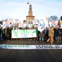 Foto Nicoloro G. 22/01/2012 Milano Manifestazione con corteo della Lega Nord contro il governo Monti. nella foto Manifestanti con striscione e cartelli lungo il corteo