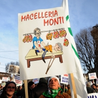 Foto Nicoloro G. 22/01/2012 Milano Manifestazione con corteo della Lega Nord contro il governo Monti. nella foto Manifestante con cartello