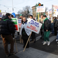 Foto Nicoloro G. 22/01/2012 Milano Manifestazione con corteo della Lega Nord contro il governo Monti. nella foto Manifestanti con cartelli