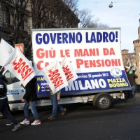 Foto Nicoloro G. 22/01/2012 Milano Manifestazione con corteo della Lega Nord contro il governo Monti. nella foto Manifestanti con cartellone lungo il corteo