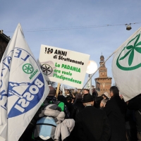 Foto Nicoloro G. 22/01/2012 Milano Manifestazione con corteo della Lega Nord contro il governo Monti. nella foto Manifestanti, bandiere e cartelli
