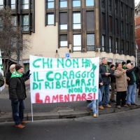 Foto Nicoloro G. 22/01/2012 Milano Manifestazione con corteo della Lega Nord contro il governo Monti. nella foto Manifestanti con grande cartello