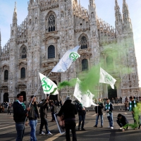 Foto Nicoloro G. 22/01/2012 Milano Manifestazione con corteo della Lega Nord contro il governo Monti. nella foto Manifestanti con bandiere e fumogeni in Piazza del Duomo