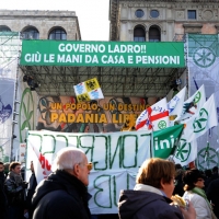 Foto Nicoloro G. 22/01/2012 Milano Manifestazione con corteo della Lega Nord contro il governo Monti. nella foto Manifestanti, bandiere e cartelli in Piazza del Duomo