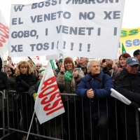 Foto Nicoloro G. 22/01/2012 Milano Manifestazione con corteo della Lega Nord contro il governo Monti. nella foto Manifestanti con un grande cartello