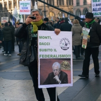Foto Nicoloro G. 22/01/2012 Milano Manifestazione con corteo della Lega Nord contro il governo Monti. nella foto Manifestante con cartello